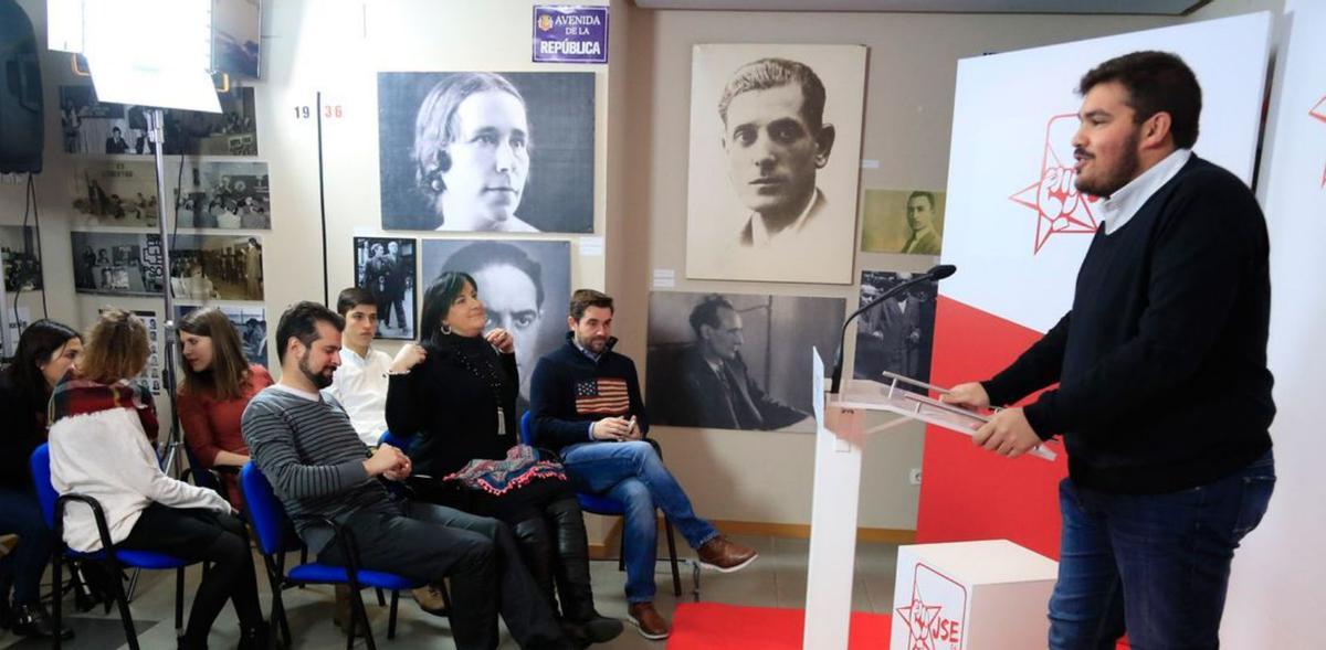 Carlos Fernández (izquierda), nuevo procurador por Zamora en las Cortes, en una intervención en el Congreso de Juventudes Socialistas.