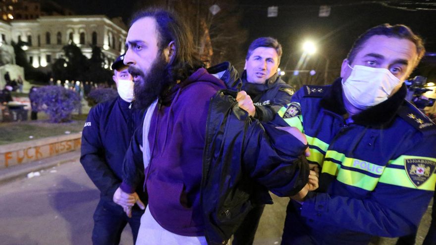 Noche de tensión por violentas protestas opositoras frente al Parlamento de Georgia