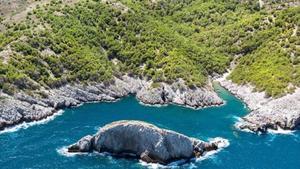 Des de l’Estartit, busqueu la urbanització Roca Maurapel carrer Pujada de la Primavera. Des d’allà, seguiu els cartells. Són 2,8 km a peu. Serveis: Cap Ocupació: Baixa.
