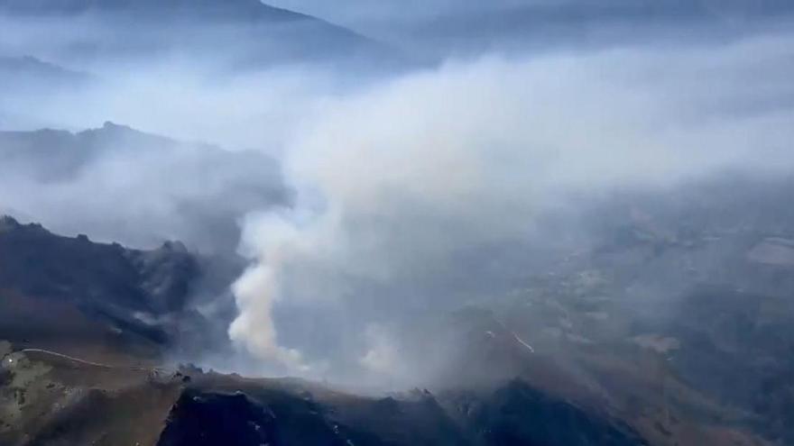 Tres helicópteros para apagar un incendio forestal cerca de la localidad de Bueres (Caso), en el parque natural de Redes