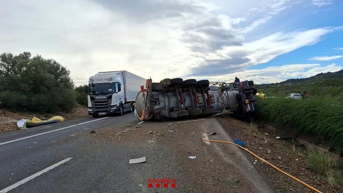 Un camión cisterna ha volcado este sábado en la AP-7 en Ametlla de Mar