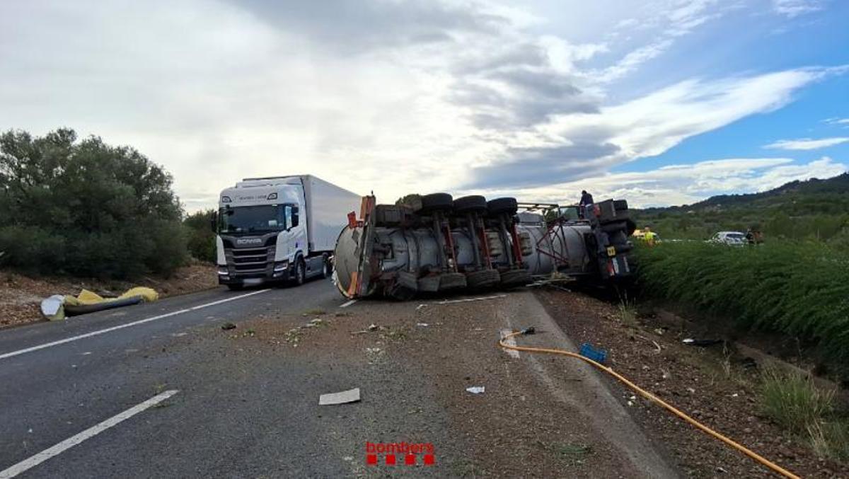 Un camión cisterna ha volcado este sábado en la AP-7 en Ametlla de Mar