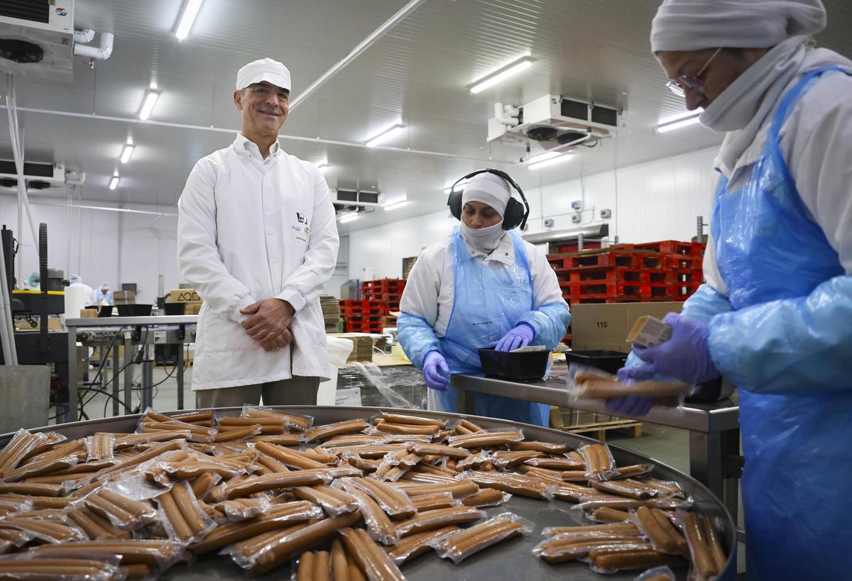 Jaime Álvarez, junto a dos trabajadores en la sección de salchichas