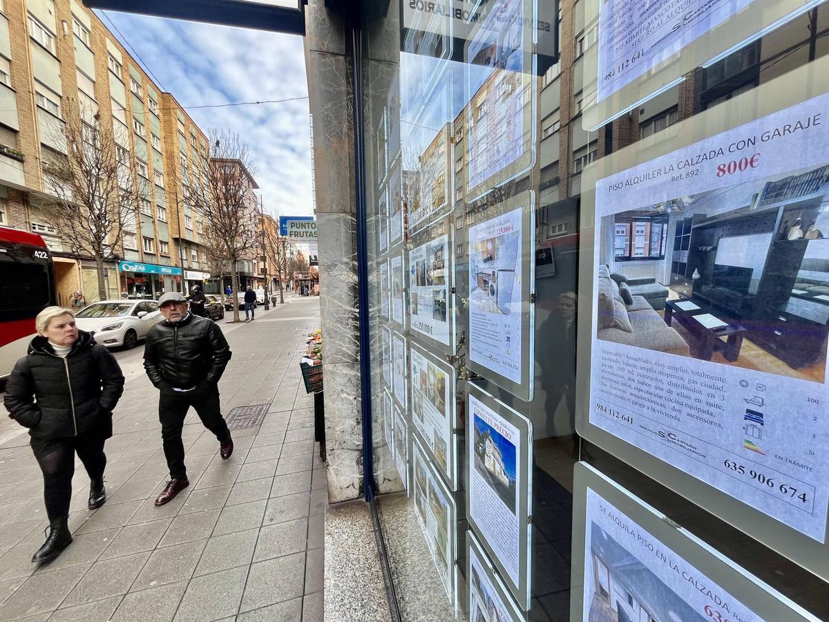 Cartel de una inmobiliaria con ofertas de alquiler.