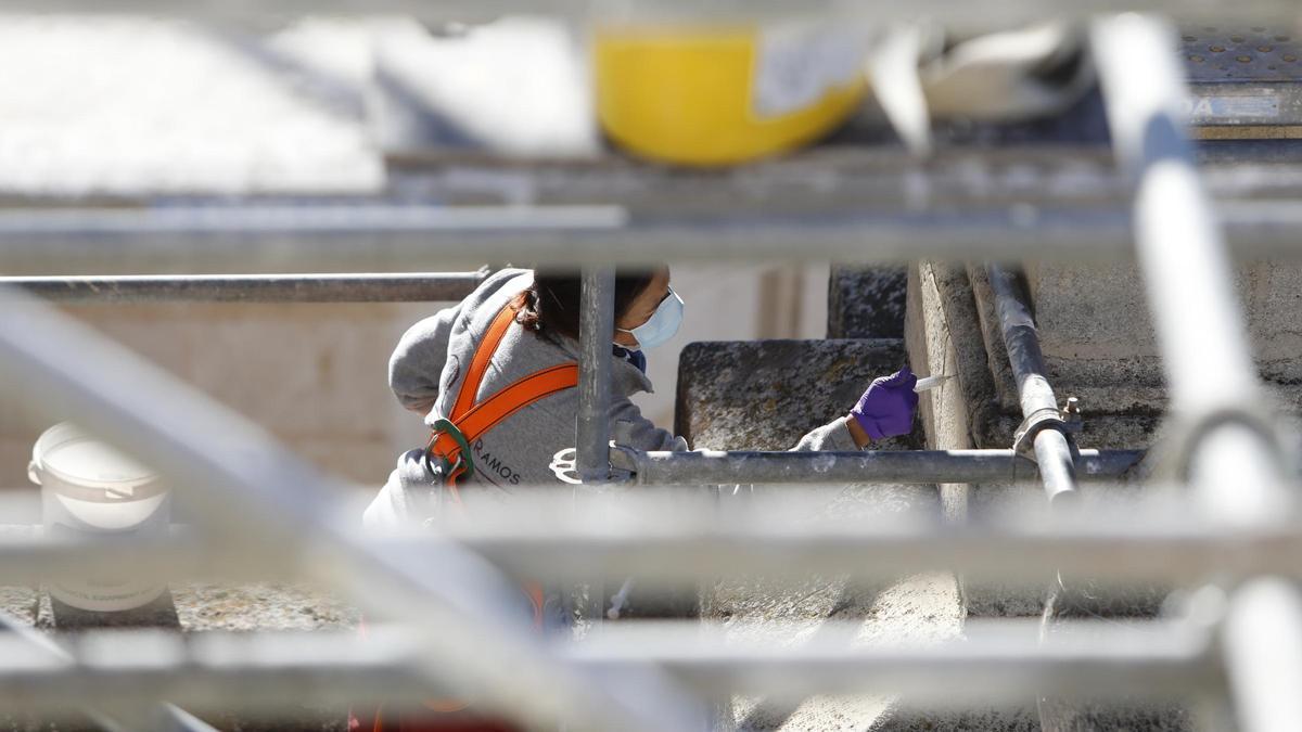 Workers repair parts of Granada's cathedral after the earthquakes. Workers repair parts of Granada's cathedral after the earthquakes.