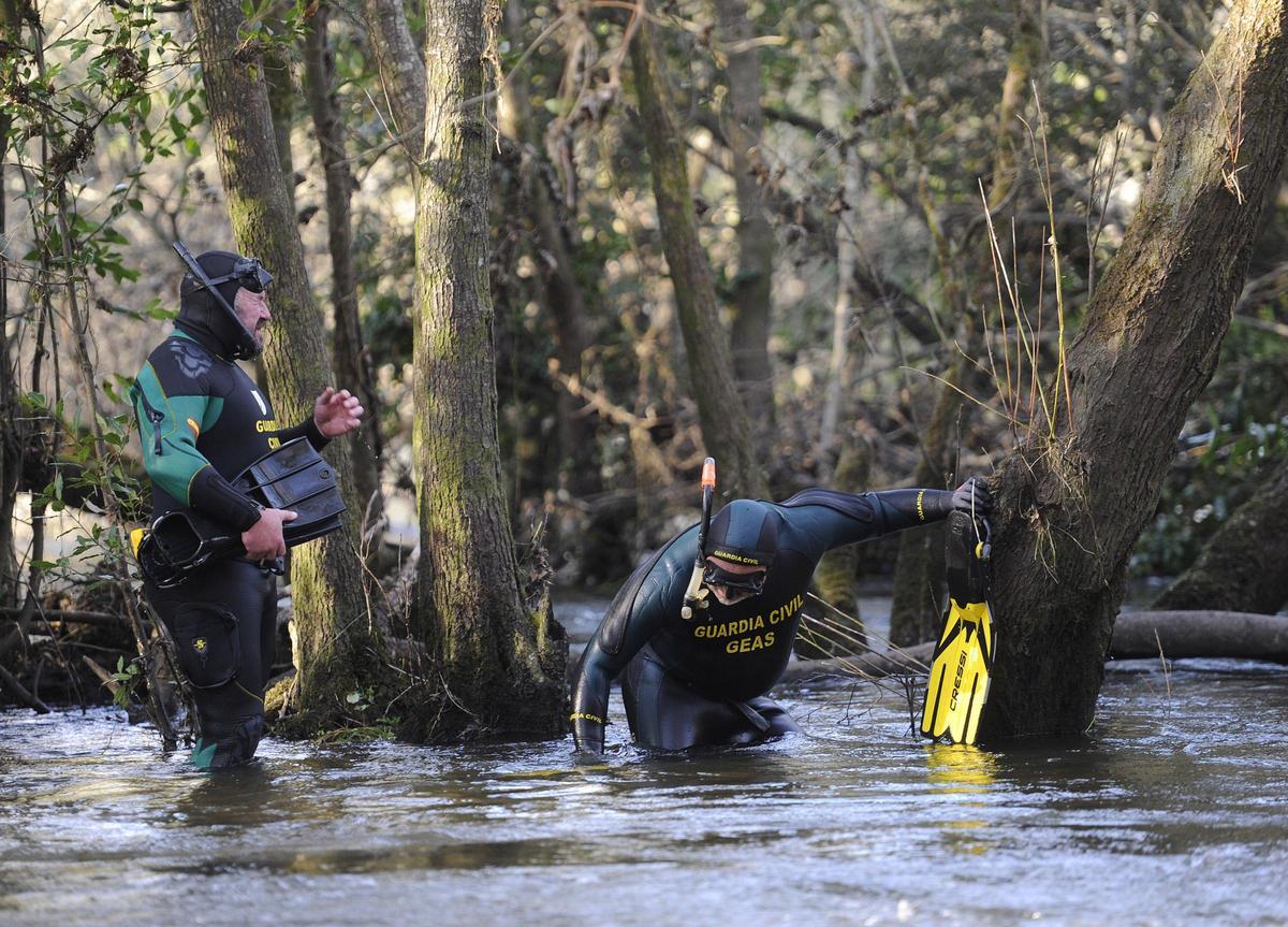 Buzos del GEAS, durante las labores de búsqueda en el río Ulla.