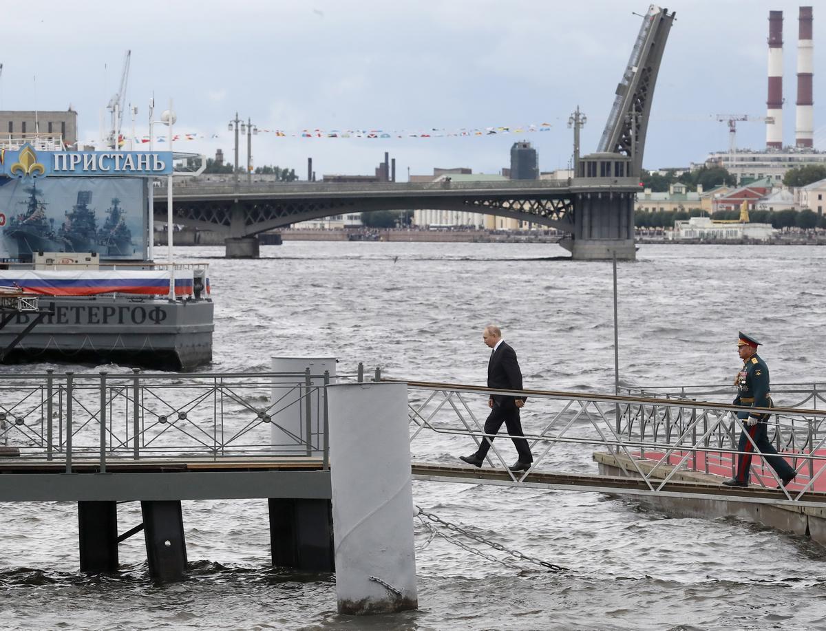 Vladimir Putin, preside el Día de la Marina Rusa