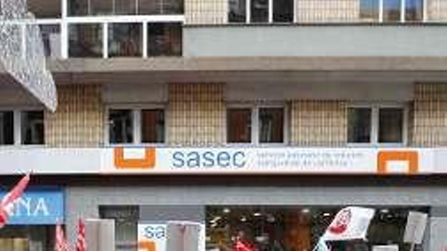 Protesta de trabajadores de supermercados ante el SASEC el viernes.