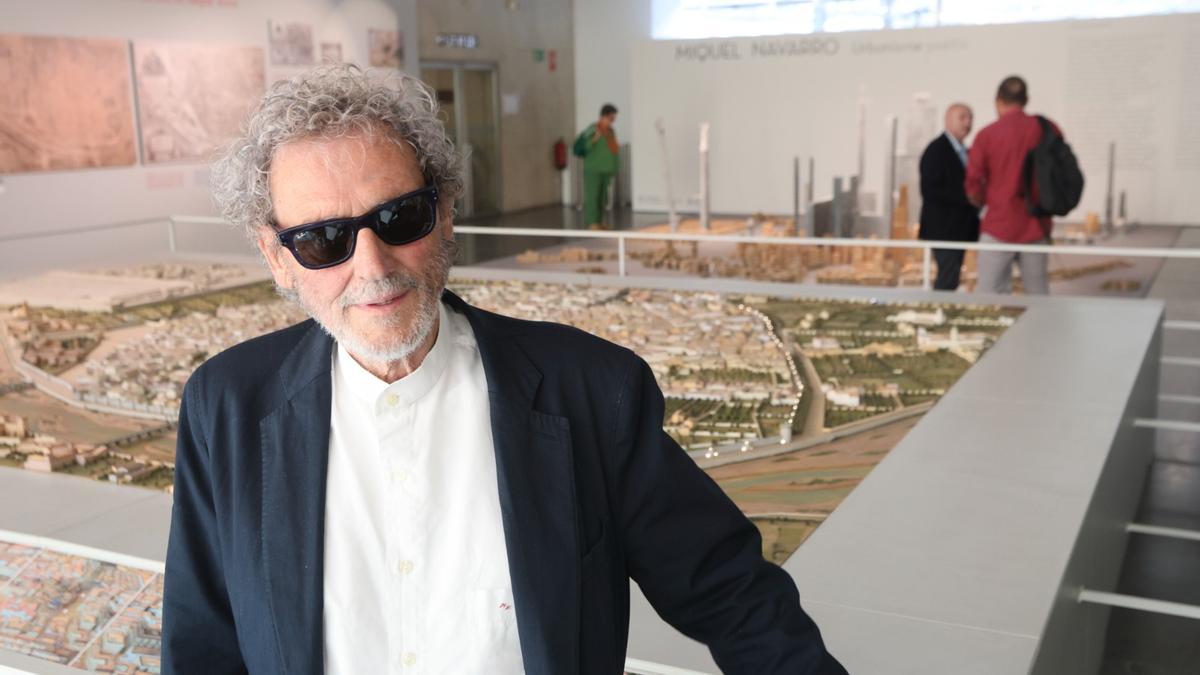 Miquel Navarro, junto a las dos maquetas.