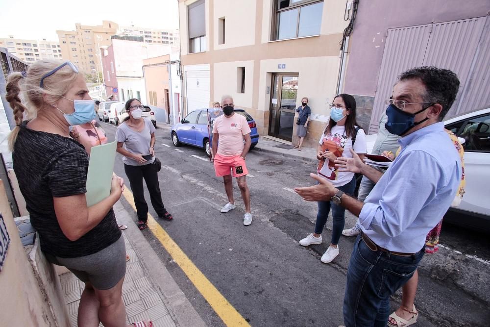 Carlos Tarife visita la calle Benahoare.