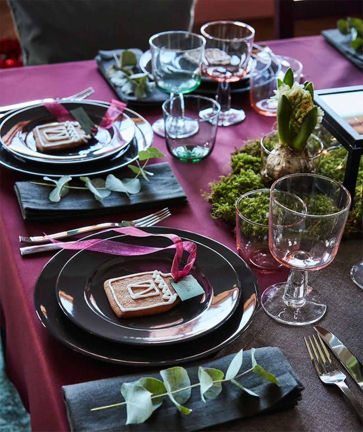 Mesa de Navidad con regalo propuesta por Ikea