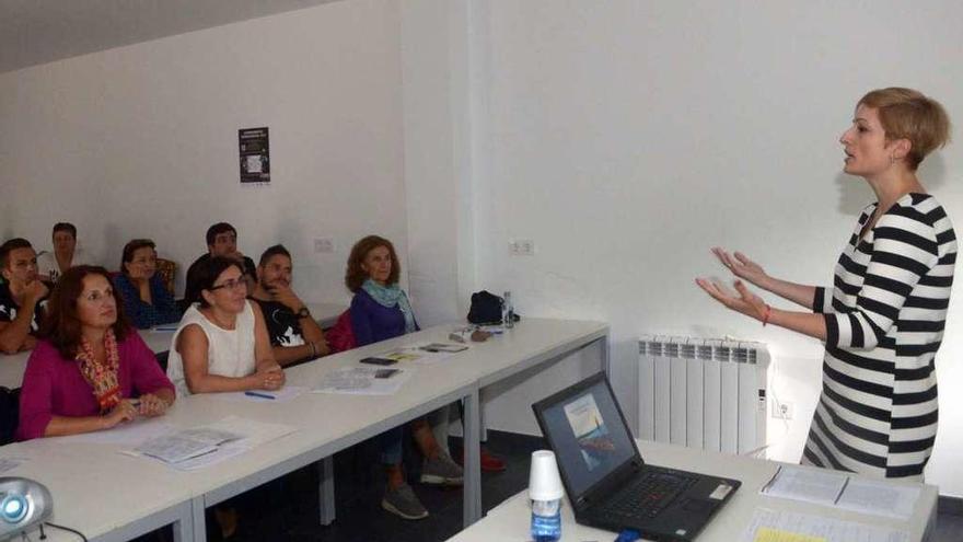 Un momento de la conferencia de Alexandra Fernández Bastos celebrada ayer en Vista Real. // Noé Parga