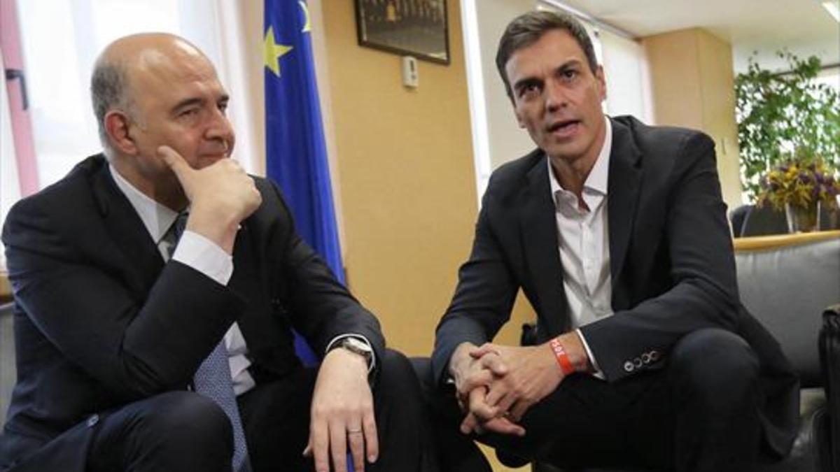 Pedro Sánchez y el también socialista Pierre Moscovici, eurocomisario de Asuntos Económicos, ayer, en la sede de la UE en Madrid.