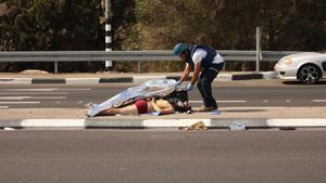 Un paramédico israelí cubre el cuerpo de un ciudadano palestino muerto, en Tel-Aviv, Israel.