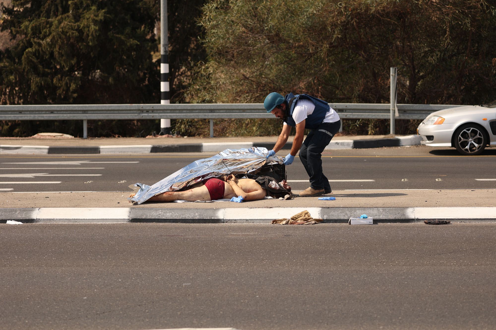 Un paramédico israelí cubre el cuerpo de un ciudadano palestino muerto, en Tel-Aviv, Israel.