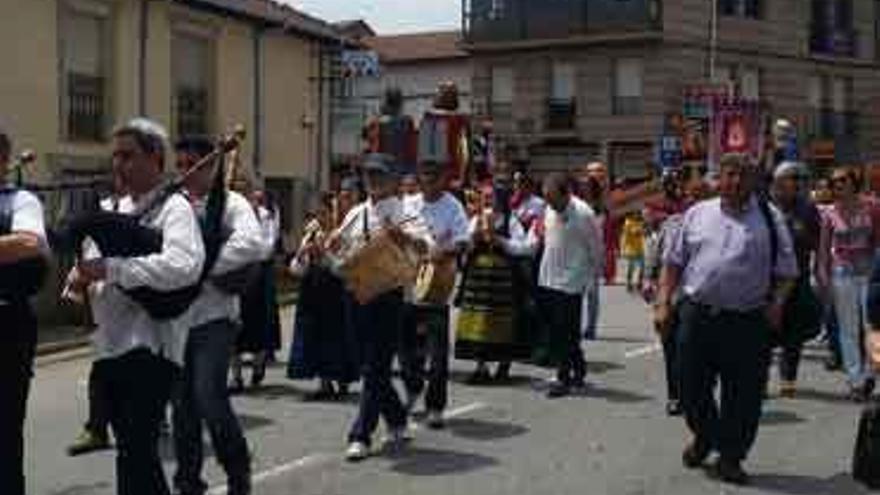 La banda de música durante el recorrido.