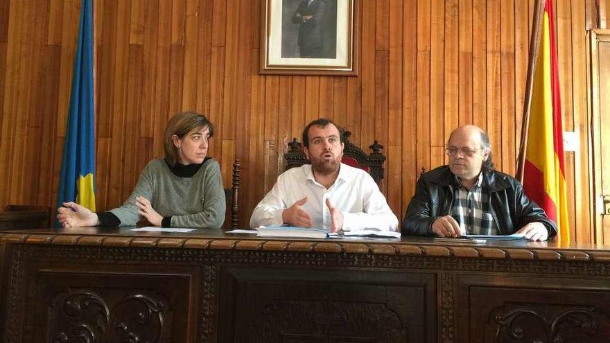 La concejala de Hacienda, Patricia Ferrero; el alcalde, Iván Allende, y el edil de Obras, Andrés Gullón, presentando los nuevos proyectos de inversión en Infiesto, ayer.