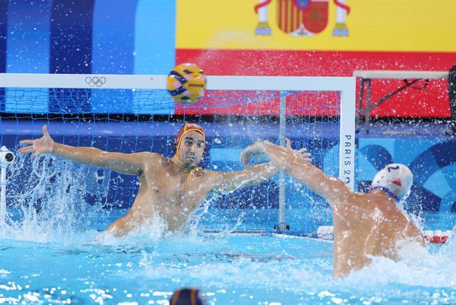 El waterpolista serbio Dusan Mandic (c) lanza a la portería del español Eduardo Lorrio (c) durante su partido preliminar del grupo B de waterpolo masculino de los Juegos Olímpicos de París 2024 este jueves en el Centro Acuático Olímpico en Saint-Denis. EFE/ Kiko Huesca