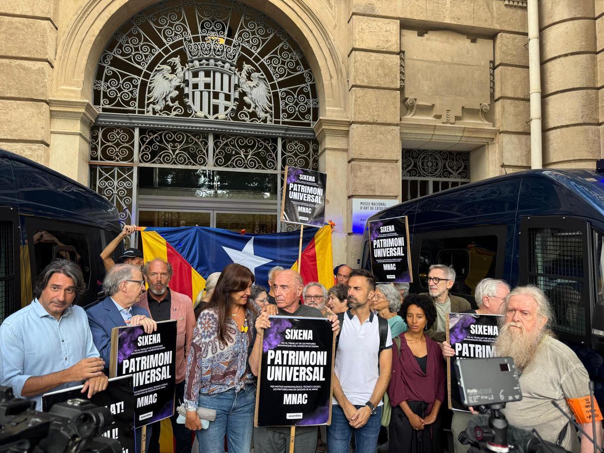 Laura Borràs y Lluís Llach en la protesta frente al MNAC esta mañana.