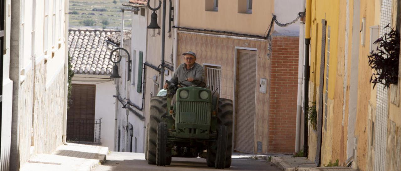 El que ha sido alcalde de Sempere durante 20 años, Miquel Juan, a bordo de su tractor.