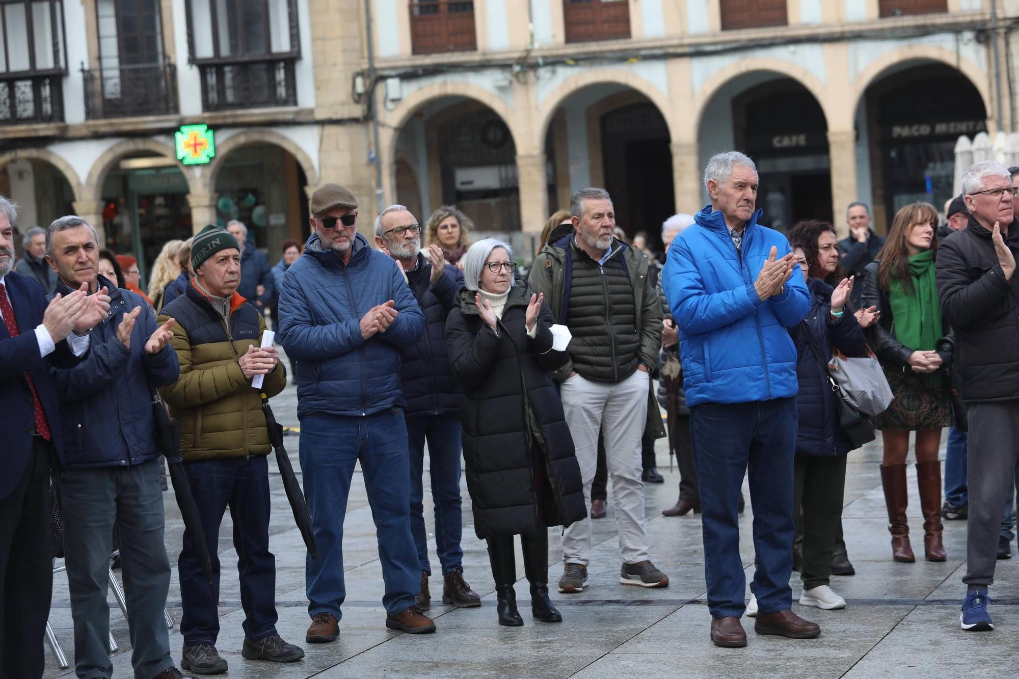 EN IMÁGENES: Avilés se suma al minuto de silencio por el asesinato en acto de servicio de dos guardias civiles en Barbate