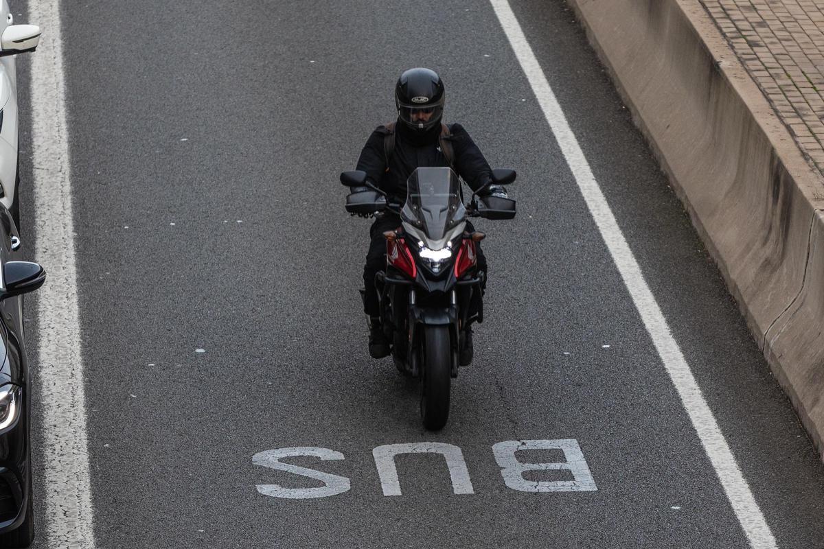 Trànsit accelera perquè les motos puguin entrar a Barcelona pels carrils bus-VAO