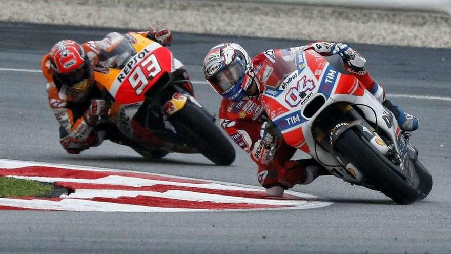 Dovizioso traza una curva perseguido por Márquez en el circuito de Sepang.