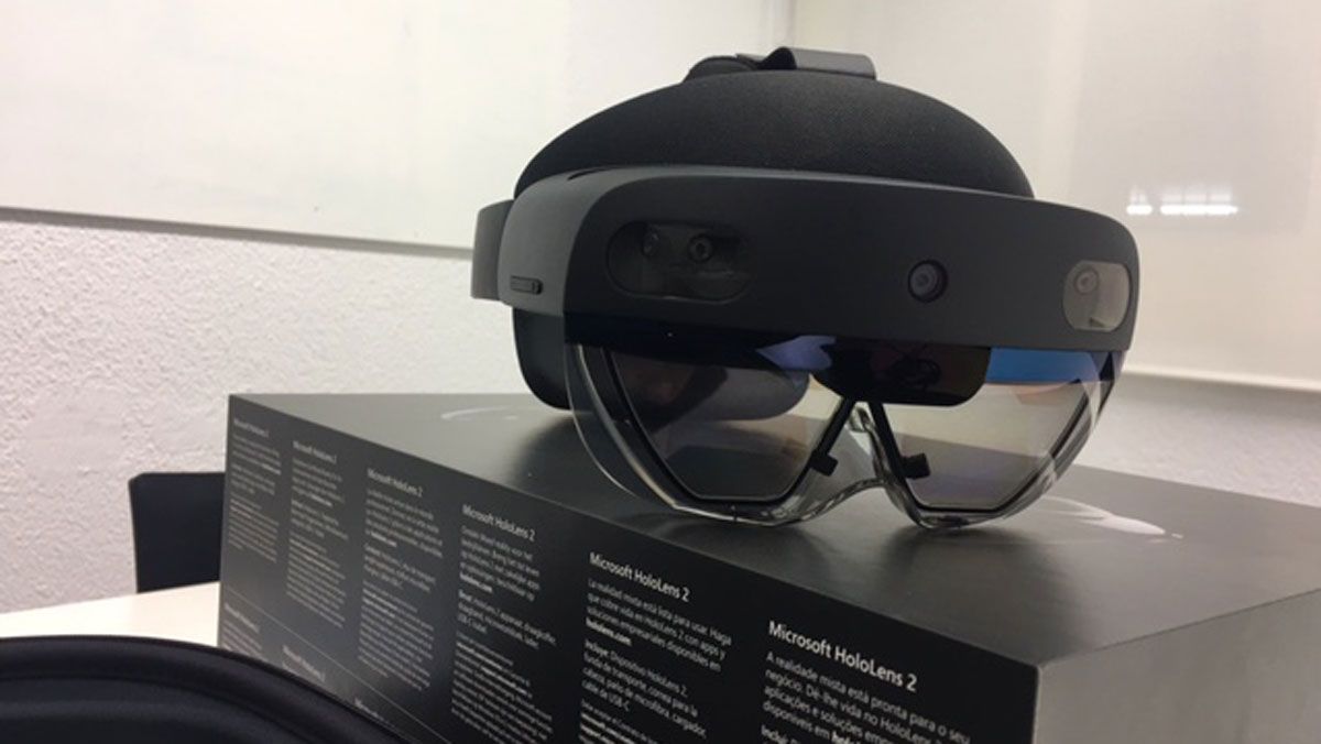 Las gafas de realidad mixta utilizadas por los alumnos del Institut Esteve Terradas