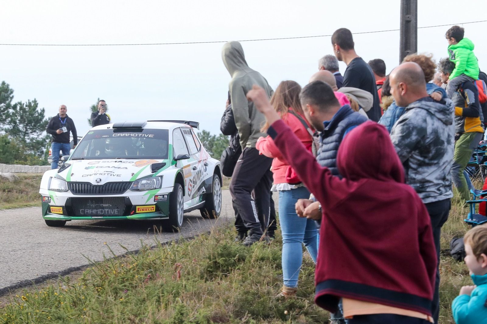 El asfalto vibra en la primera etapa del Rallye Rías Baixas
