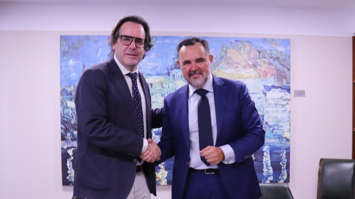 Ignacio Gally Muñoz, decano del ICALI, y Álvaro Antón, vicerrector de la CEU UCH, durante la firma del convenio de colaboración.