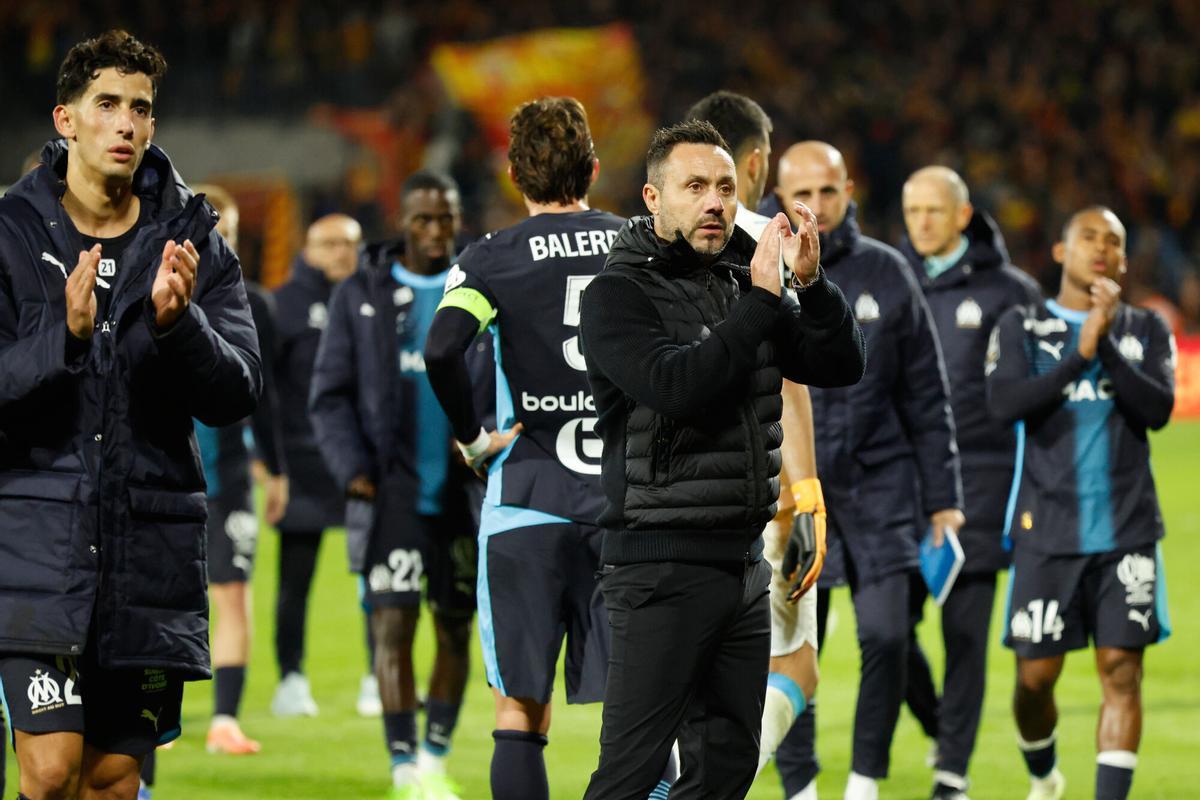 Marseille's head coach Roberto De Zerbi claps to fans after the French League One soccer match between Lens and Marseille in Lens, France, Saturday, Oct. 25, 2025. (AP Photo/Jean-Francois Badias)