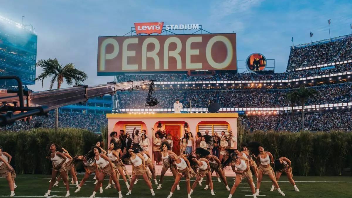 Bad Bunny sota una pantalla on es llegeix ‘perreo’, durant la seva actuació al descans de la Super Bowl 2026