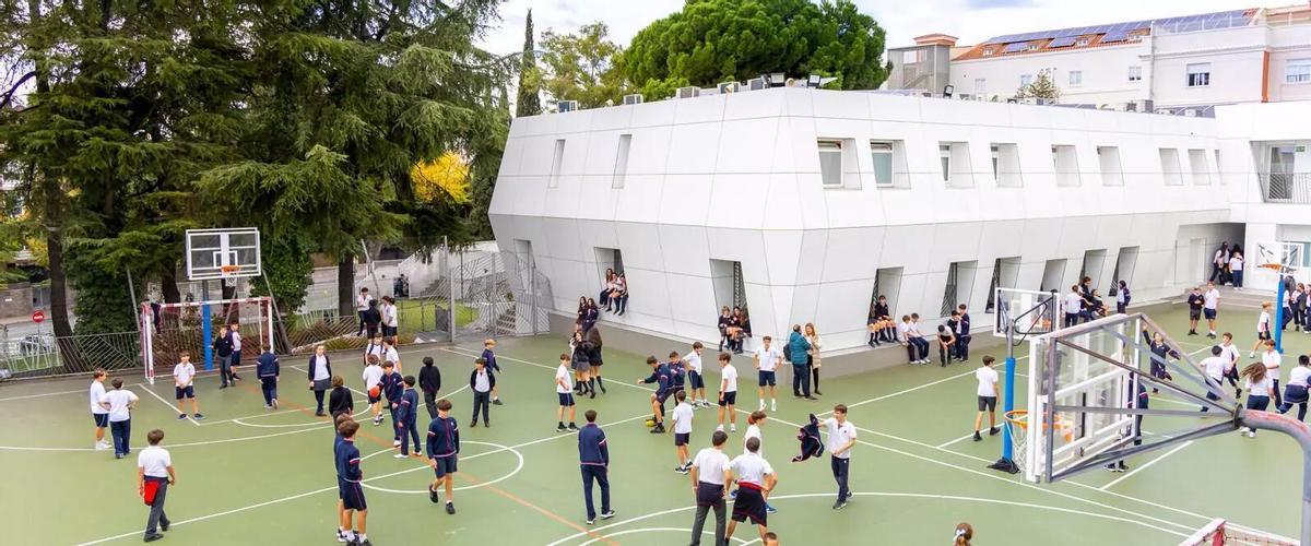 Los niños juegan en sus instalaciones en el mejor colegio de España.