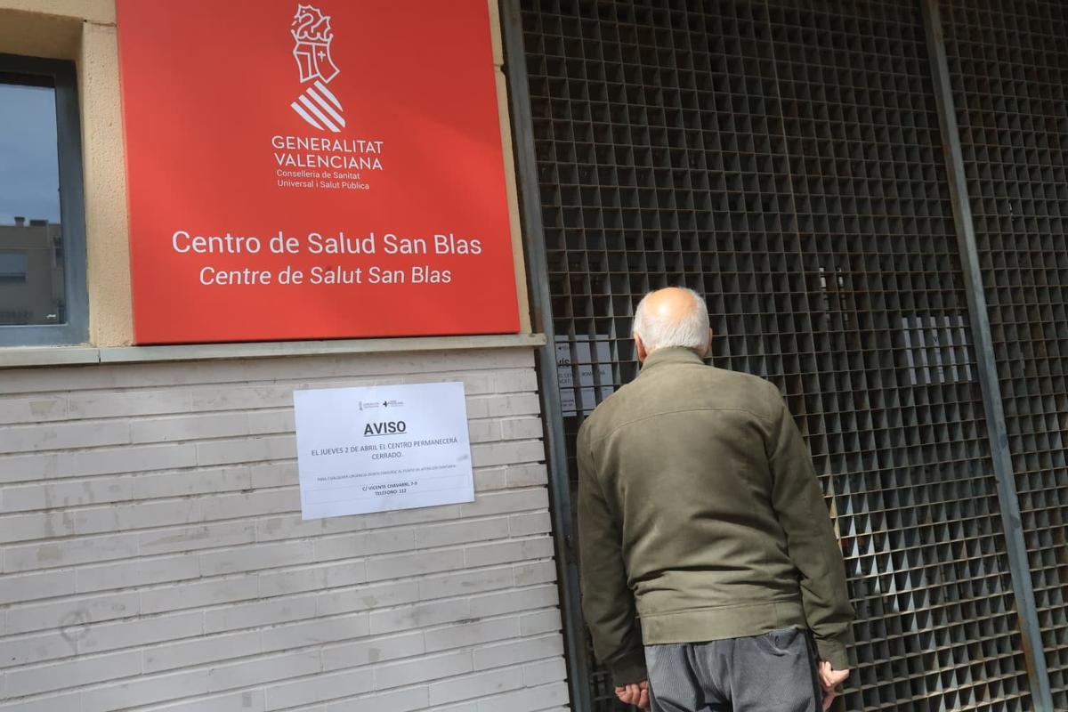 Cartel que avisa del cierre y del punto de atención más cercano
