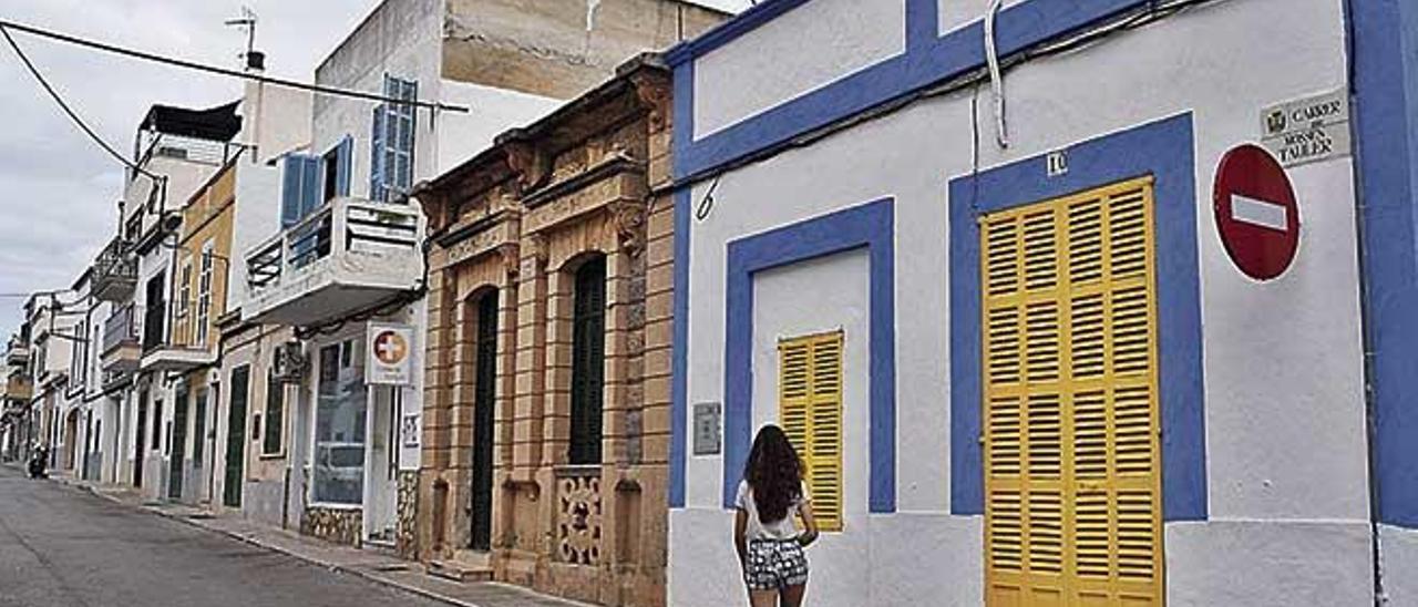 Imagen de una calle del casco antiguo de Portocolom.