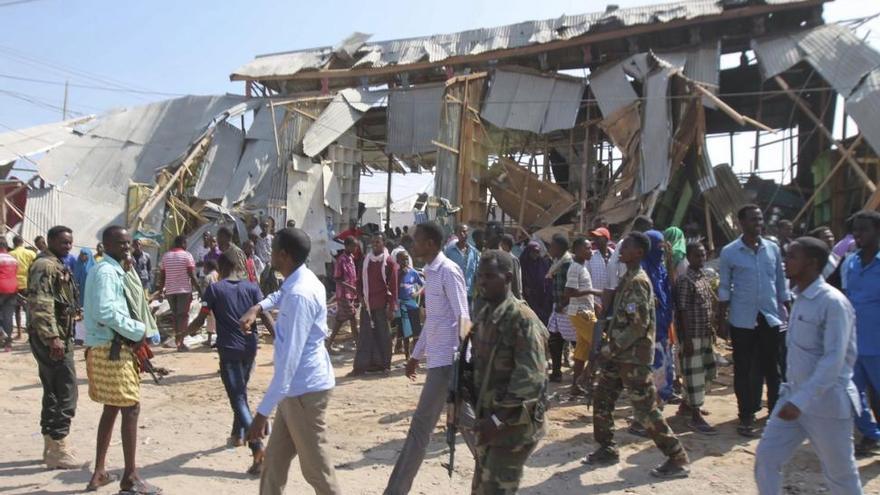 35 muertos en un atentado contra un mercado en Mogadiscio