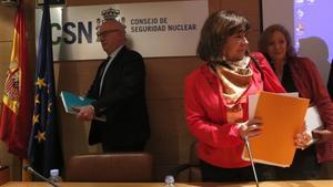 Cristina Narbona y el presidente del CSN, Fernando Martí, durante la presentación del dictamen sobre la prórroga de actividad de la central nuclear de Santa María de Garoña.