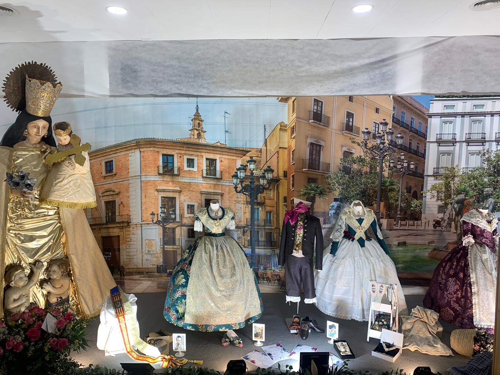 Una costumbre que pervive: exposicón de trajes Fallas 2022 en el Barrio Beteró