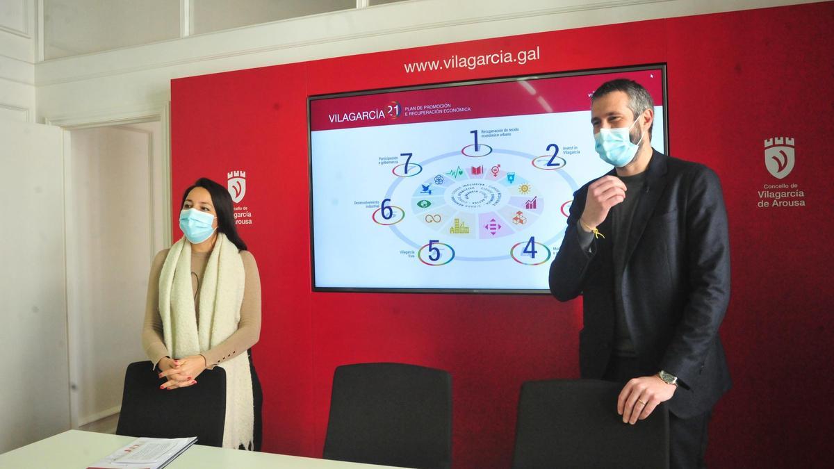 La concejala Alba Briones junto al alcalde Alberto Varela durante la presentación del plan de promoción y recuperación económica.