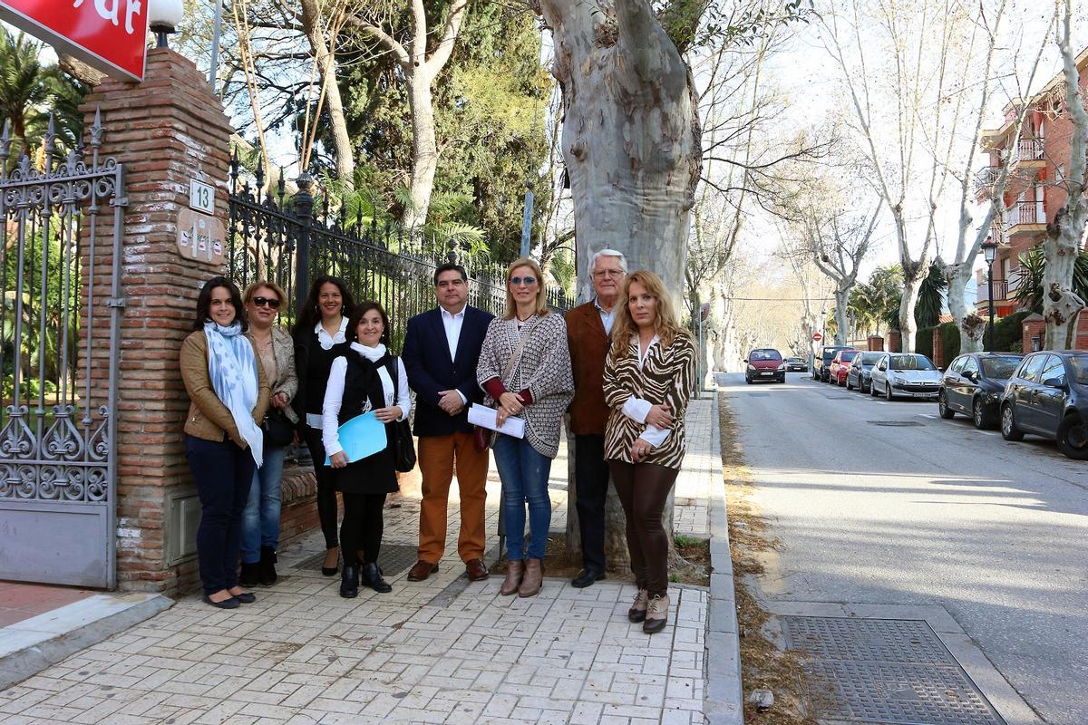 Miembros de las ampas de colegios de Málaga Este, dirigentes vecinales y Angelines de Lorenzo, ayer en El Limonar.