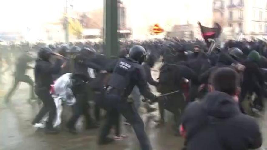 Els Mossos carreguen contra antifeixistes a Girona que protesten contra Vox