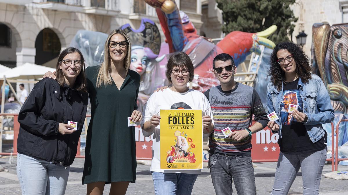 La regidora i els membres del Consell Jove de Gandia, en la presentació de la campanya