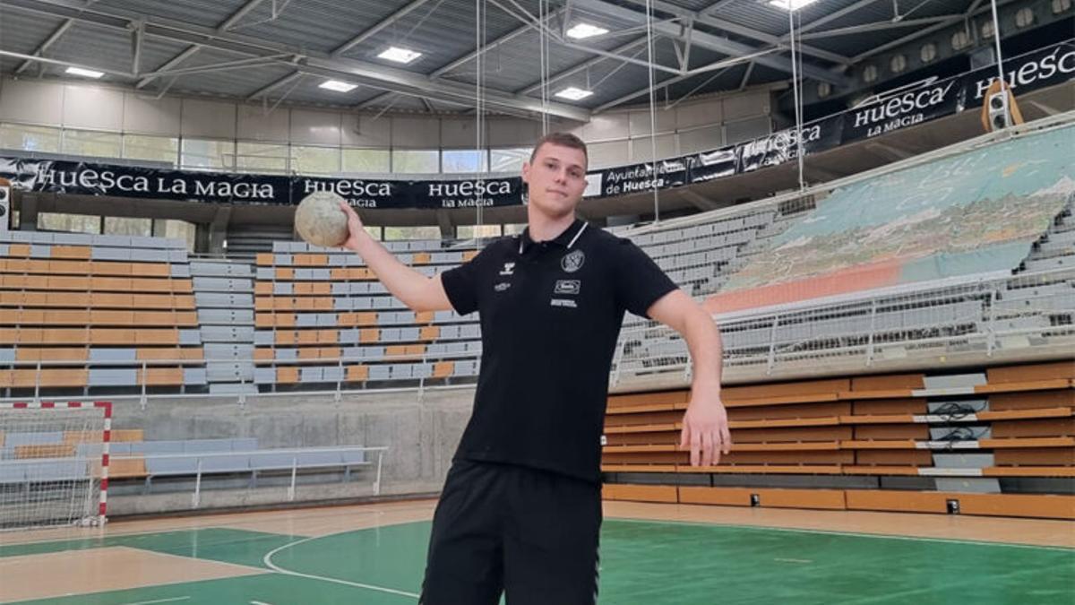 Danylo Osadchyi, en su presentación como jugador del Bada Huesca este viernes.