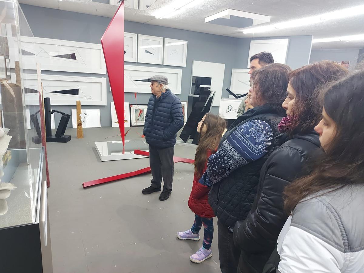 En imágenes: La primera visita guiada al "Universo Herminio", un éxito en La Caridad