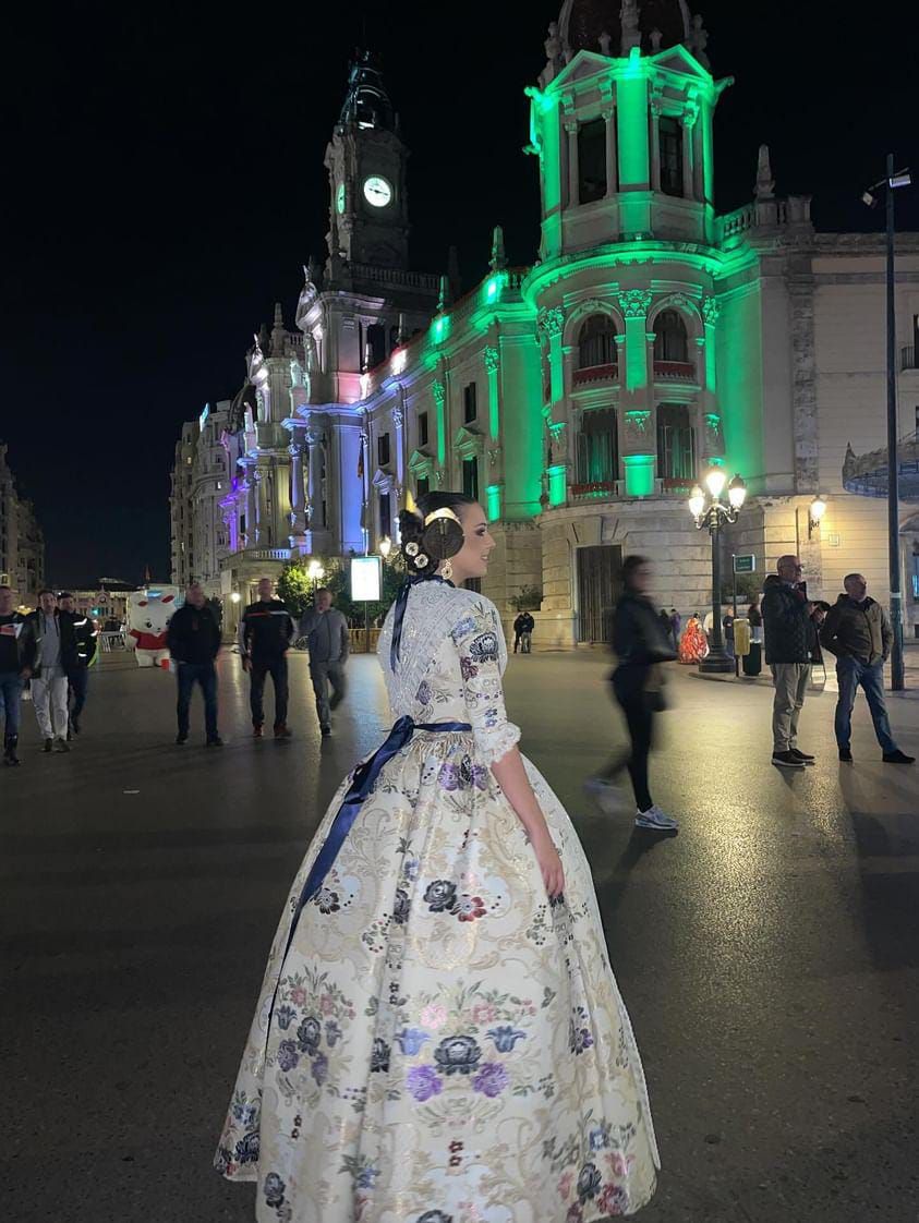 Nuria Blasco incorpora el color crudo al muestrario de la tela en las Fallas 2024