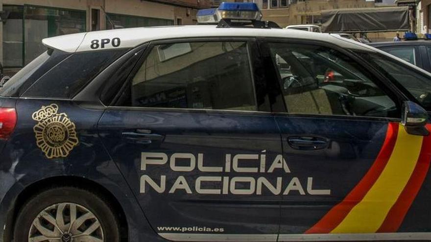 Imagen de archivo de un coche de la Policía Nacional en Elche.