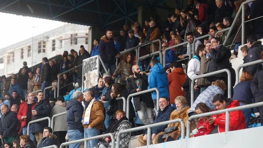 Aficionados en la grada del Suárez Puerta.