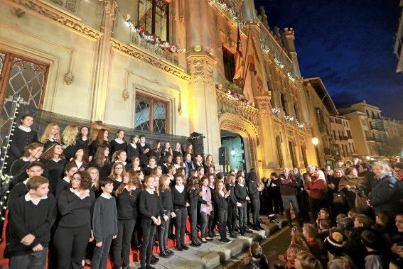 Auch das Gebäude des Inselrats, des Consell de Mallorca im Carrer Palau Reial, knipste nun seine Adventsbeleuchtung an. Zum feierlichen Anlass wurden die Passanten auf heiße Schokolade eingeladen und