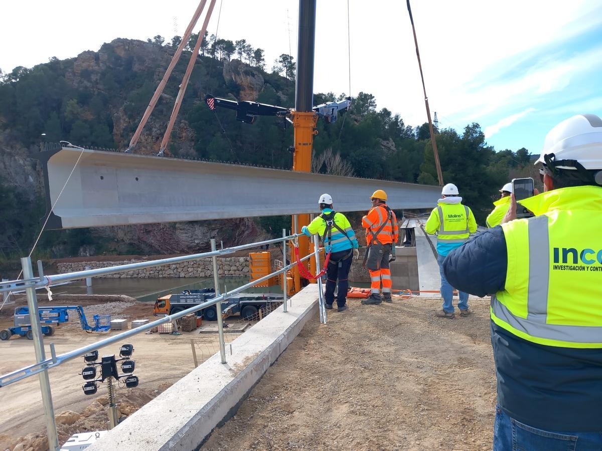 Instalación de una de las vigas del nuevo puente de Bugarra.