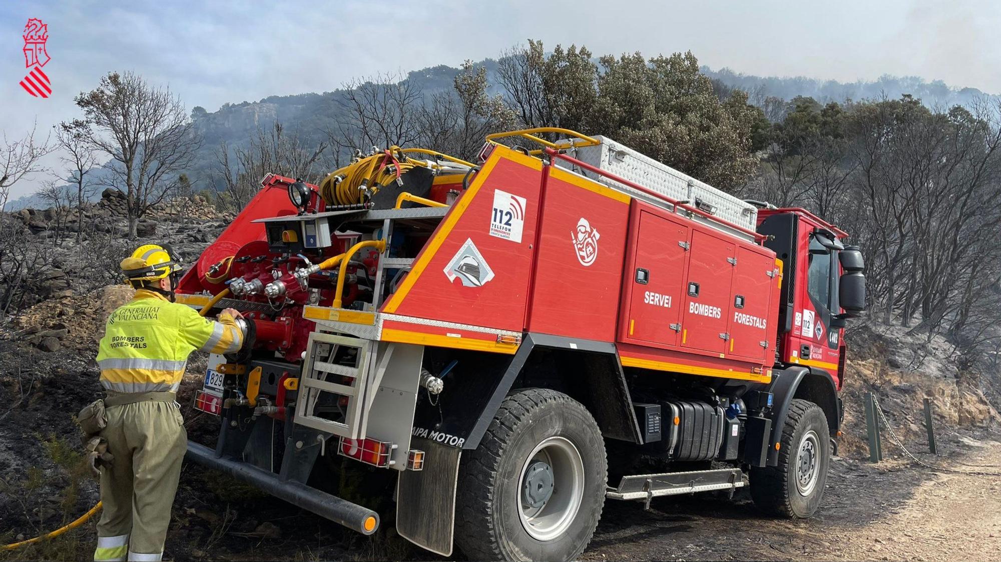 Efectivos aéreos y medios terrestres tratan de sofocar un incendio en la Serra d'en Galceran